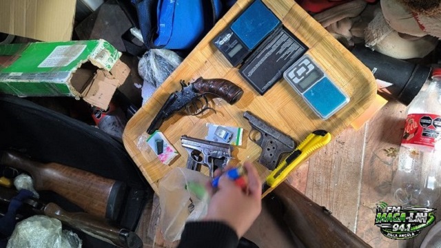 Villa &Aacute;ngela: Secuestran armas y una granada activa en un allanamiento por amenazas a un Colegio