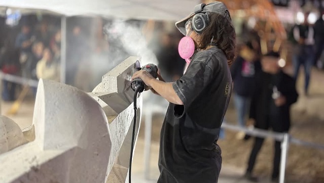 &Uacute;ltimas horas de trabajo en la Bienal: Los Escultores dan los toques finales antes de la gran revelaci&oacute;n 