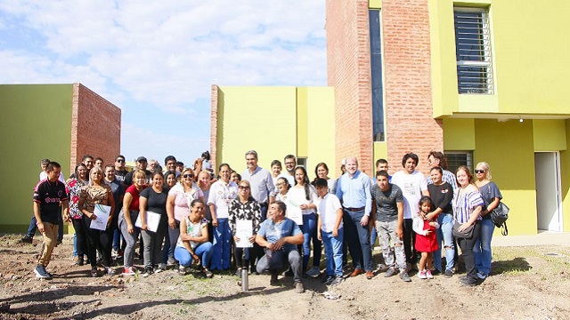 Derecho a la casa propia: Capitanich entregó 23 viviendas familiares en el barrio Carpincho macho