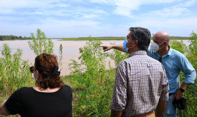 El Gobierno provincial trabaja para encauzar el río Bermejo y mitigar daños en Puerto Lavalle