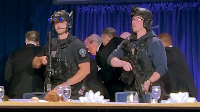 Evac&uacute;an a Trump de la cena de corresponsales tras una amenaza de seguridad en Washington