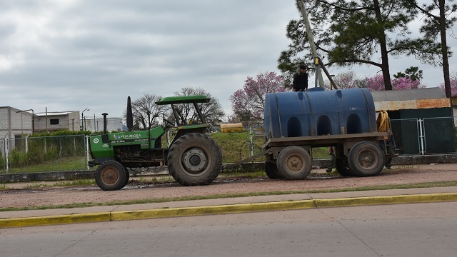 Villa Ángela: Operativo especial de distribución de agua potable 