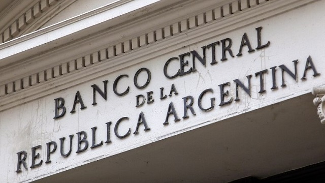 El Banco Central subió la tasa de interés al 91% para controlar el dólar