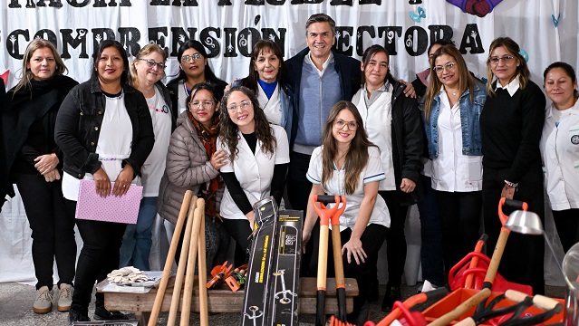 IMPULSO A LAS HUERTAS ESCOLARES: LA EEP 51 DE SELVAS DEL R&Iacute;O DE ORO RECIBI&Oacute; INSUMOS Y HERRAMIENTAS DE JARDINER&Iacute;A