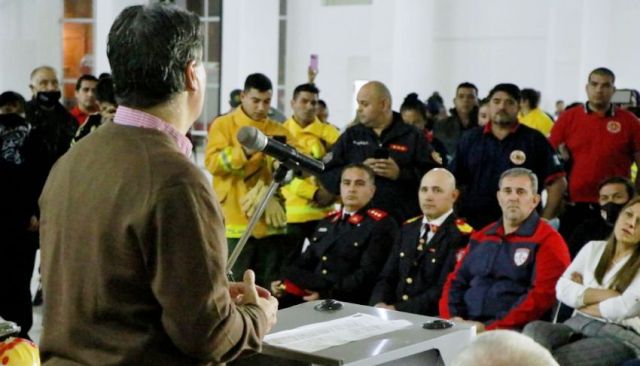 Sáenz Peña: El Gobierno entregó equipos de protección y mochilas forestales a 17 cuerpos de Bomberos Voluntarios  