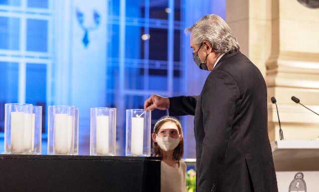 El Presidente encabezó un homenaje a los fallecidos por el Covid-19 en la Argentina: “No los olvidaremos nunca”