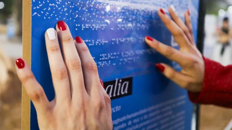 La Bienal del Impenetrable inclusiva: los carteles informativos están en Braille