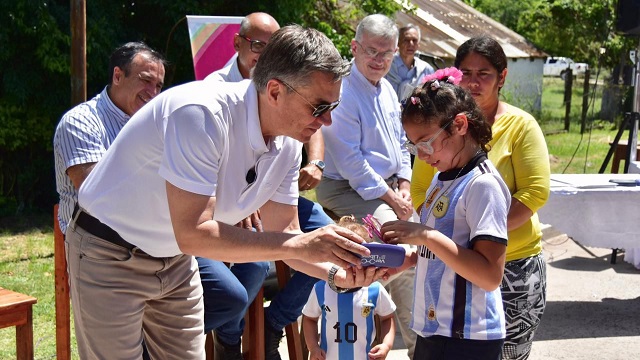 Basail: El Gobernador Zdero entregó una nueva Ambulancia y anteojos, del programa “Ver para ser libres”
