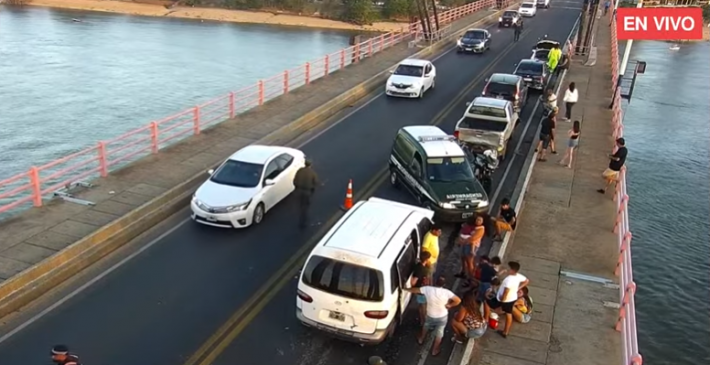 Una colisión en cadena en el medio del puente Chaco-Corrientes provoca importantes demoras