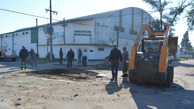 Intervención del equipo de bacheo Municipal en Colón y 1° de Mayo 