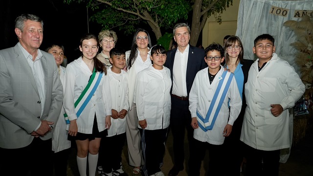 100 A&Ntilde;OS EDUCANDO EN EL CHACO PROFUNDO: ZDERO HOMENAJE&Oacute; A LA ESCUELA RURAL DE PAMPA SOMMER