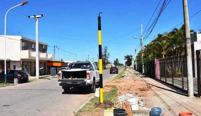 El Municipio instaló un semáforo en la esquina de Uruguay y Pastor Fuertes  