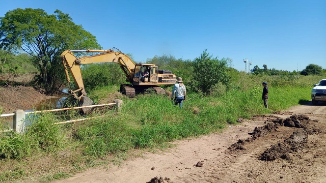 CASTELLI: EL GOBIERNO PROVINCIAL INTENSIFICA LOS TRABAJOS EN EL CANAL 1 PARA MEJORAR EL ESCURRIMIENTO