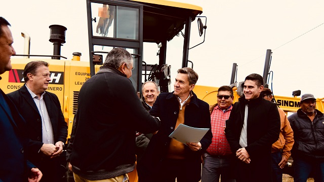 Chorotis: El Gobernador Zdero entregó maquinaria para el Consorcio Caminero N°20