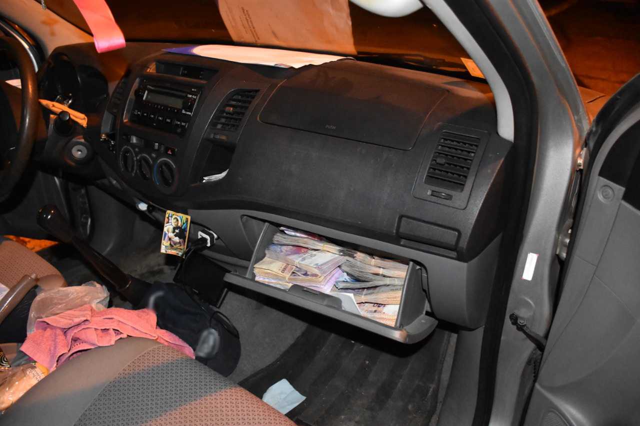 Corrientes: Ocultaban más de 3.700.000 pesos en diversos sectores de una camioneta