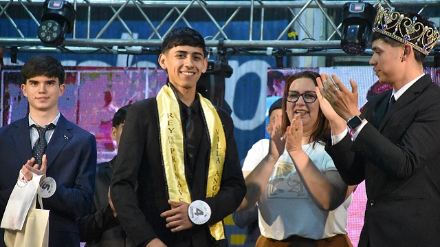 Este domingo Villa Ángela eligió sus Reinas y Reyes del Estudiantes y la Primavera en el marco de la Estudiantina 2025