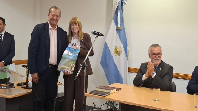 ENTREGA DE RESOLUCIÓN A LA PRESIDENTA DEL SUPERIOR TRIBUNAL DE JUSTICIA