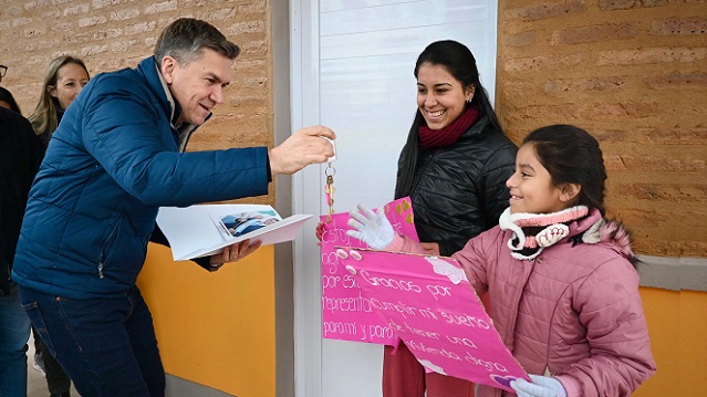 El Sauzalito: El Gobernador Zdero entregó Viviendas Ñachec y ayudas técnicas de Iprodich  