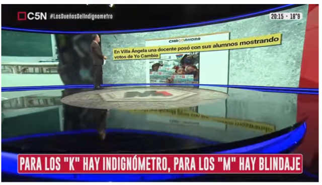 Imagen de docente Villangelense con alumnos mostrando votos de “Yo Cambio” en la pantalla nacional
