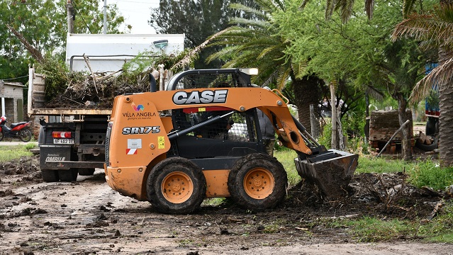 Villa Ángela: Nuevos trabajos de recolección de ramas y perfilado de calles en la Ciudad 
